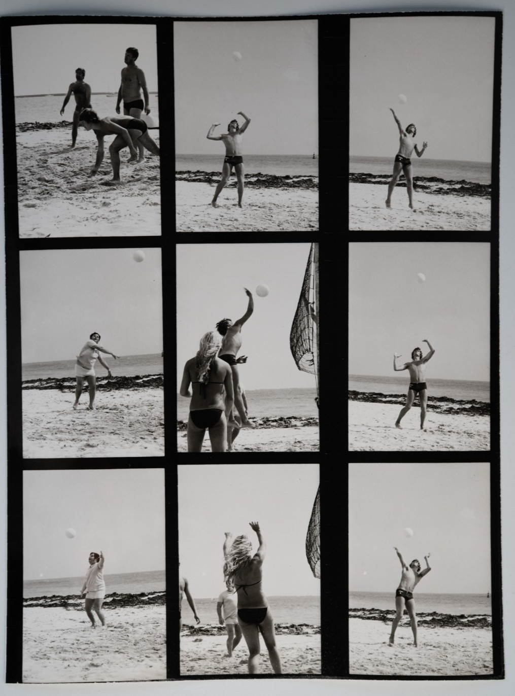 PHOTO Planche contact Femme en maillot de bain à la plage Pinup 18X24cm 1970