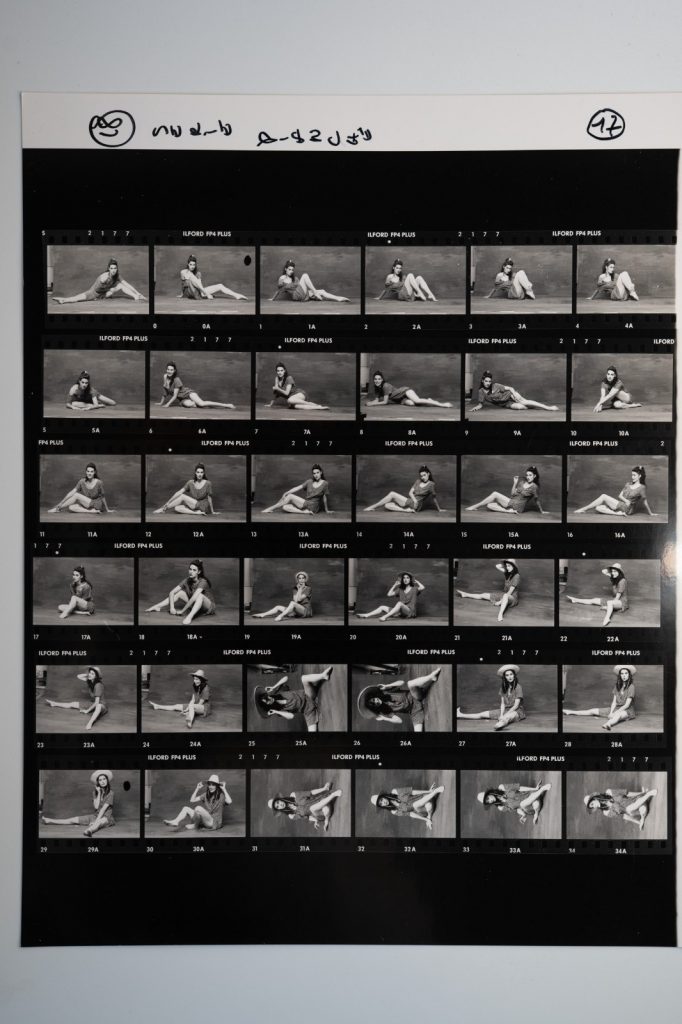 PHOTO Argentique France Planche contact femme pinup STUDIO 24x30cm 1980