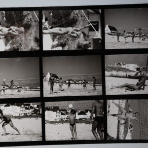 PHOTO Planche contact Femme en maillot de bain à la plage Pinup 18X24cm	1970