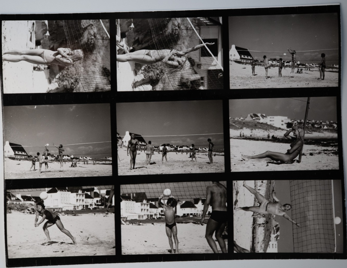 PHOTO Planche contact Femme en maillot de bain à la plage Pinup 18X24cm 1970