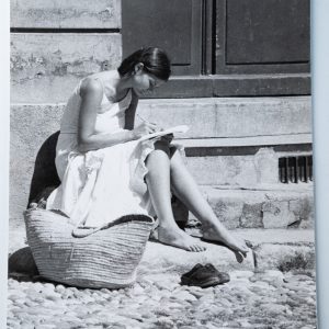TIRAGE PHOTO Argentique	France	Jeune fille écrit sur des marches	20X29cm	1970