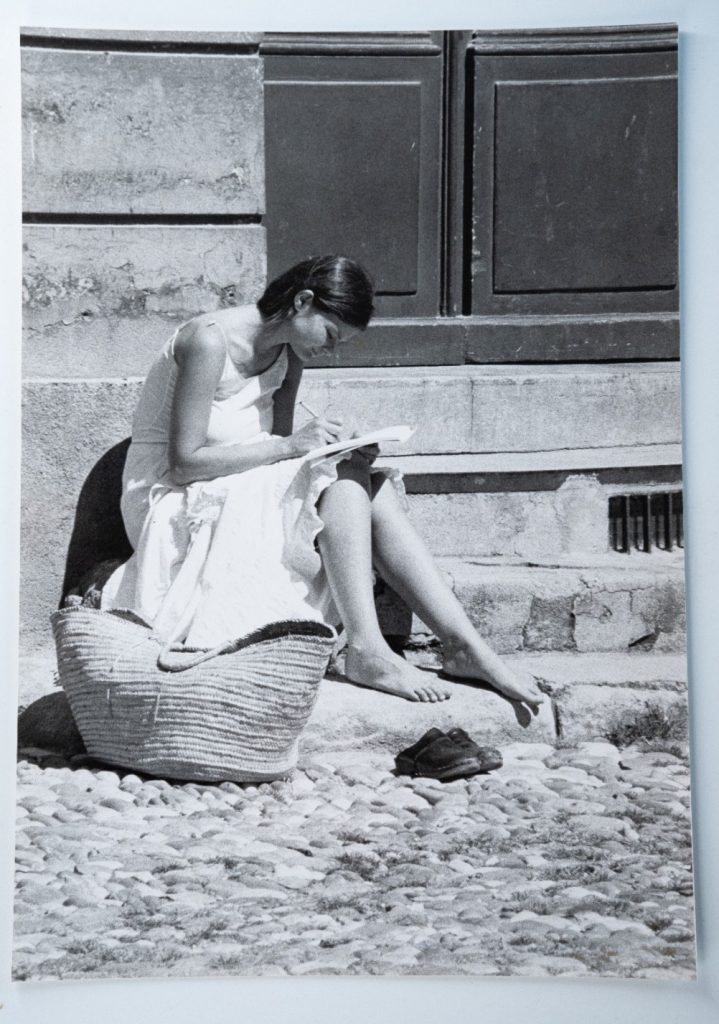 TIRAGE PHOTO Argentique France Jeune fille écrit sur des marches 20X29cm 1970
