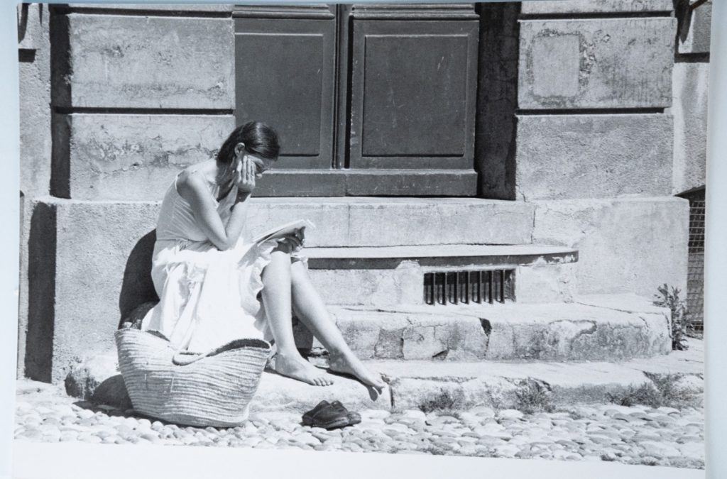 TIRAGE PHOTO Argentique France Jeune fille écrit sur des marches 20X30cm 1970