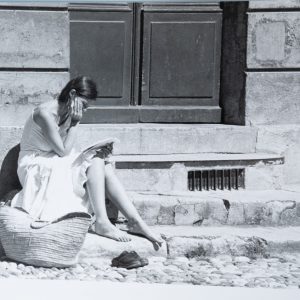 TIRAGE PHOTO Argentique	France	Jeune fille écrit sur des marches	20X30cm	1970