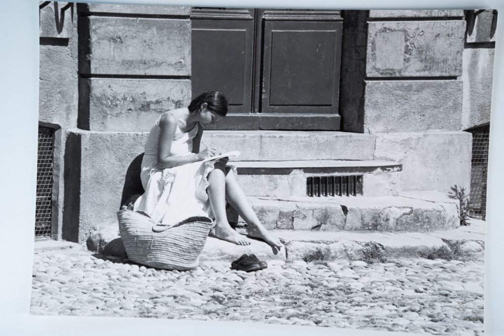 TIRAGE PHOTO Argentique France Jeune fille écrit sur des marches 20X30cm 1970