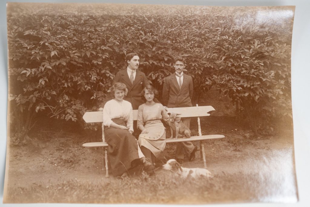 PHOTO citrate	France	famille bourgeoise et chien	11X17cm	1900