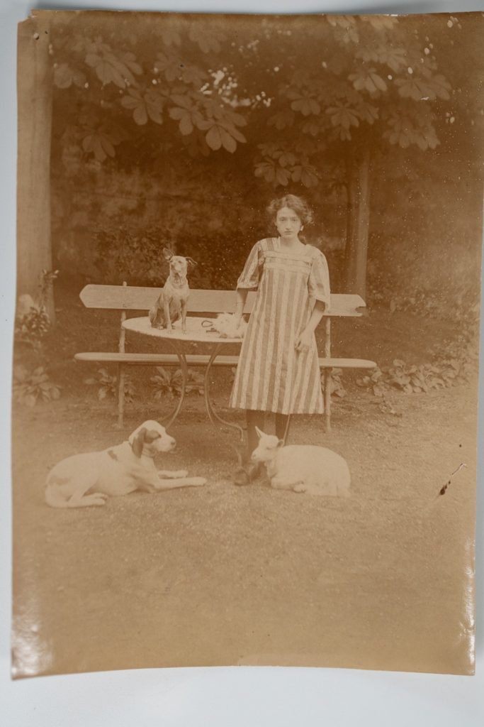 PHOTO citrate	France	famille bourgeoise et chien	11X17cm	1900