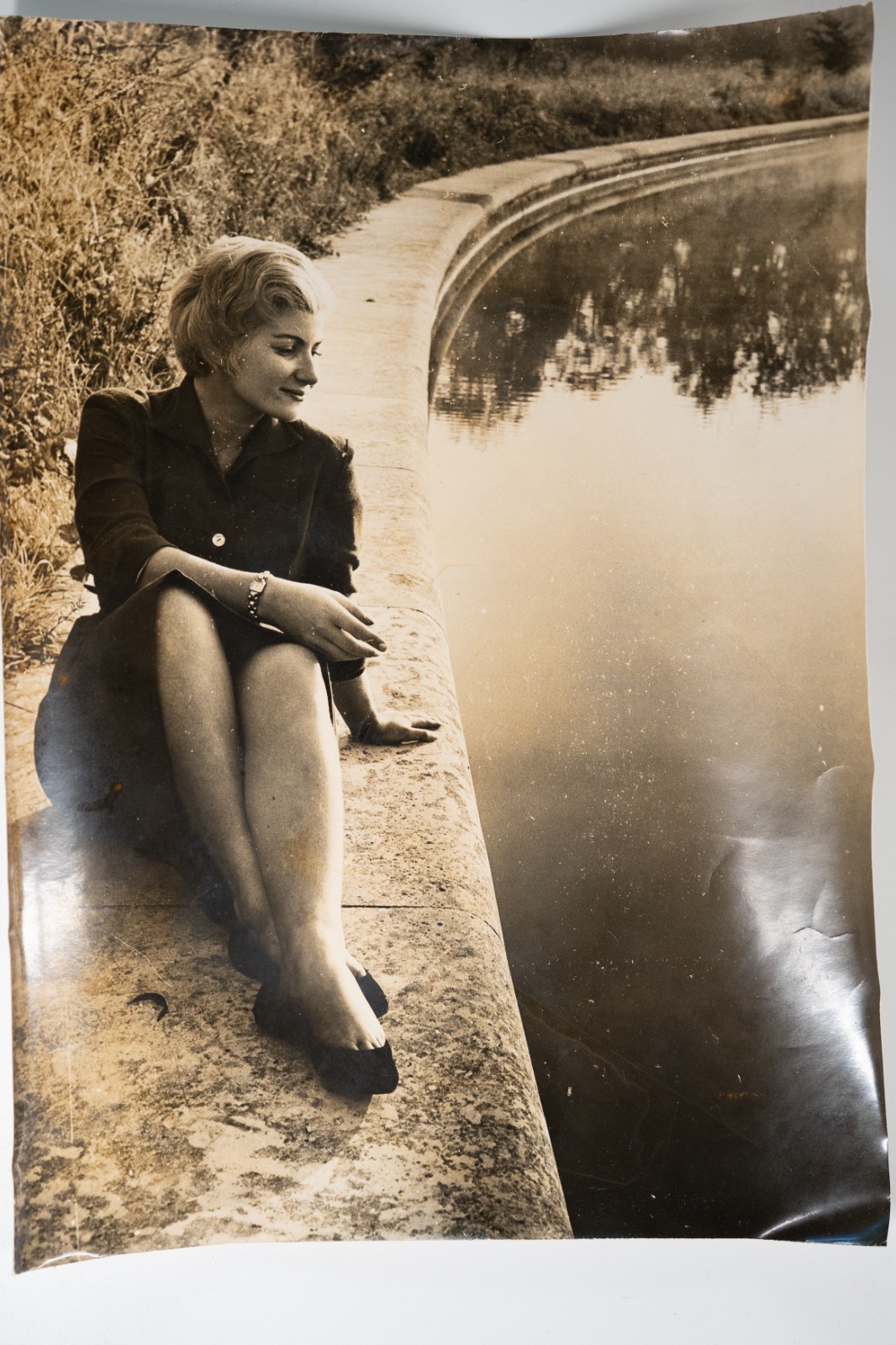 TIRAGE PHOTO Argentique France femme au bord de l'eau 22X30cm 1960