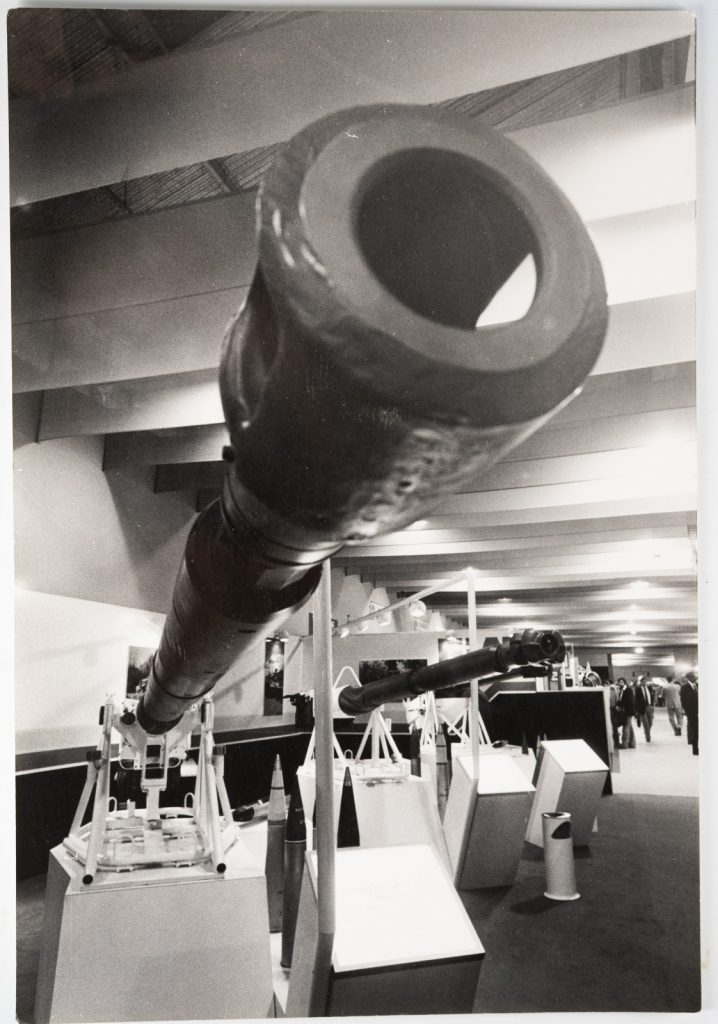 TIRAGE PHOTO	ARGENTIQUE Salon de l'armement GIAT canon 1981 MILITARIA 20X30cm