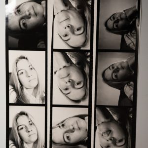 TIRAGE PHOTO Argentique	France	Jeune femme planche contact	vue 6X6cm	1970