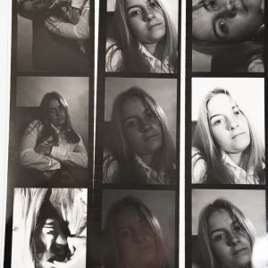 TIRAGE PHOTO Argentique	France	Jeune femme planche contact	vue 6X6cm	1970