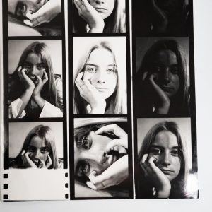 TIRAGE PHOTO Argentique	France	Jeune femme planche contact	vue 6X6cm	1970