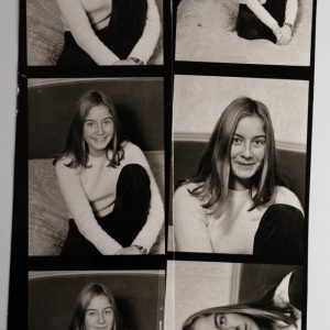 TIRAGE PHOTO Argentique	France	Jeune femme planche contact	vue 6X6cm	1970