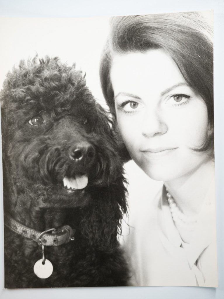 TIRAGE PHOTO	Argentique	France	Femme et son chien caniche	24X29cm	1960