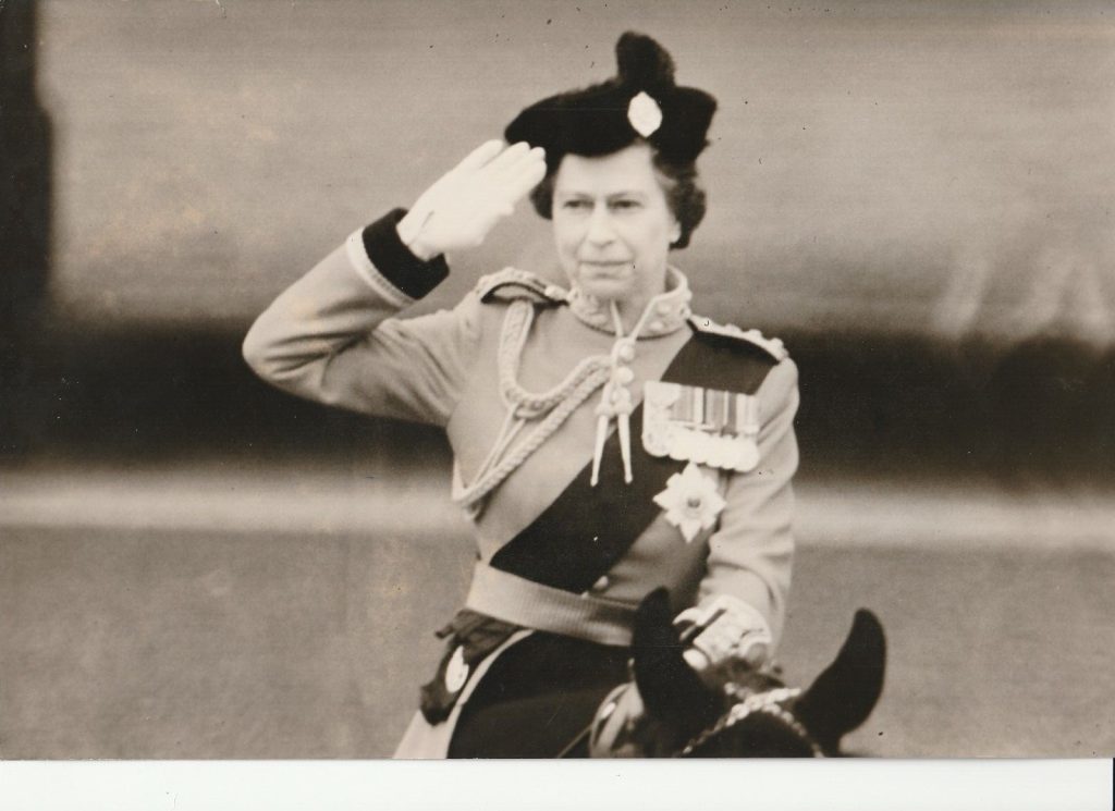 TIRAGE PHOTO DE PRESSE ARGENTIQUE 1977 ELIZABETH II REINE D'ANGLETERRE 21X30cm
