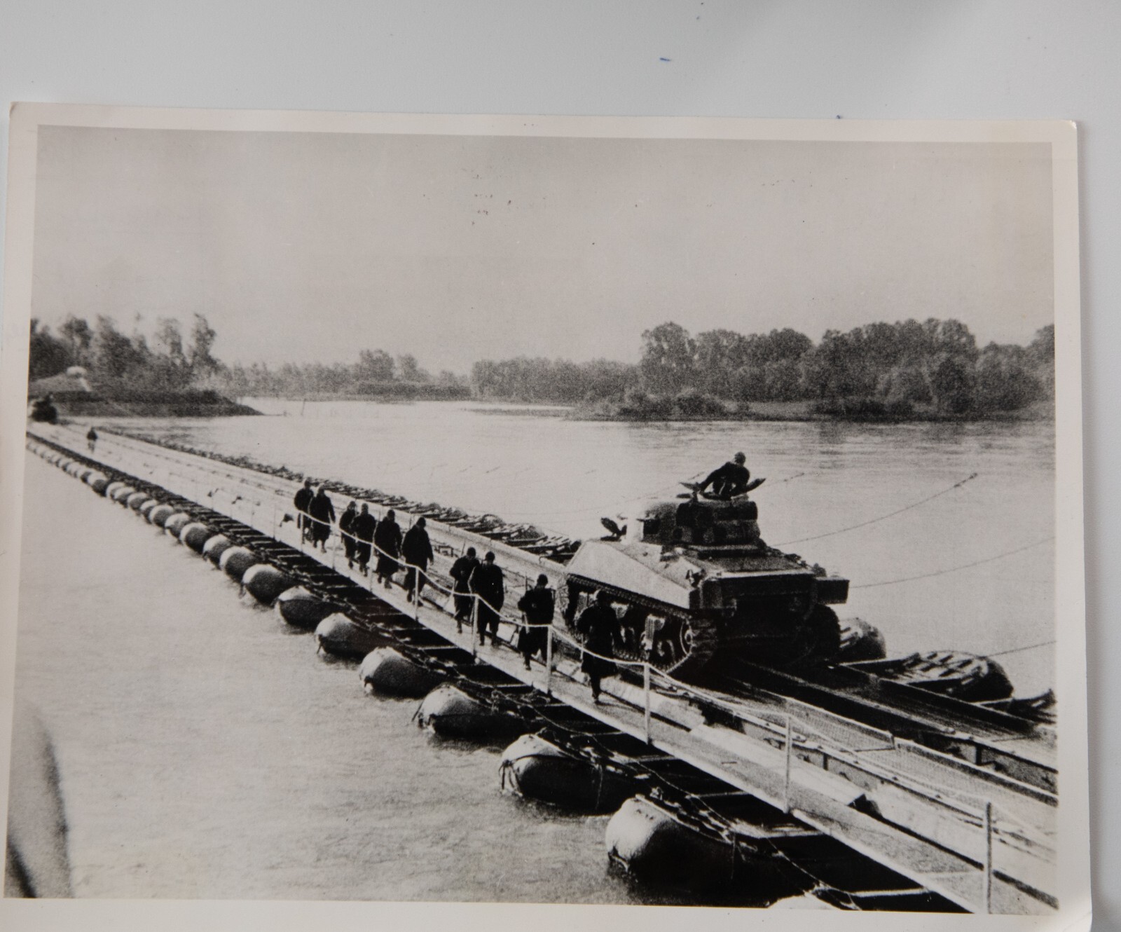 TIRAGE PHOTO DE PRESSE MILITARIA 1945 18X24cm PONT FLOTTANT CHAR SHERMAN