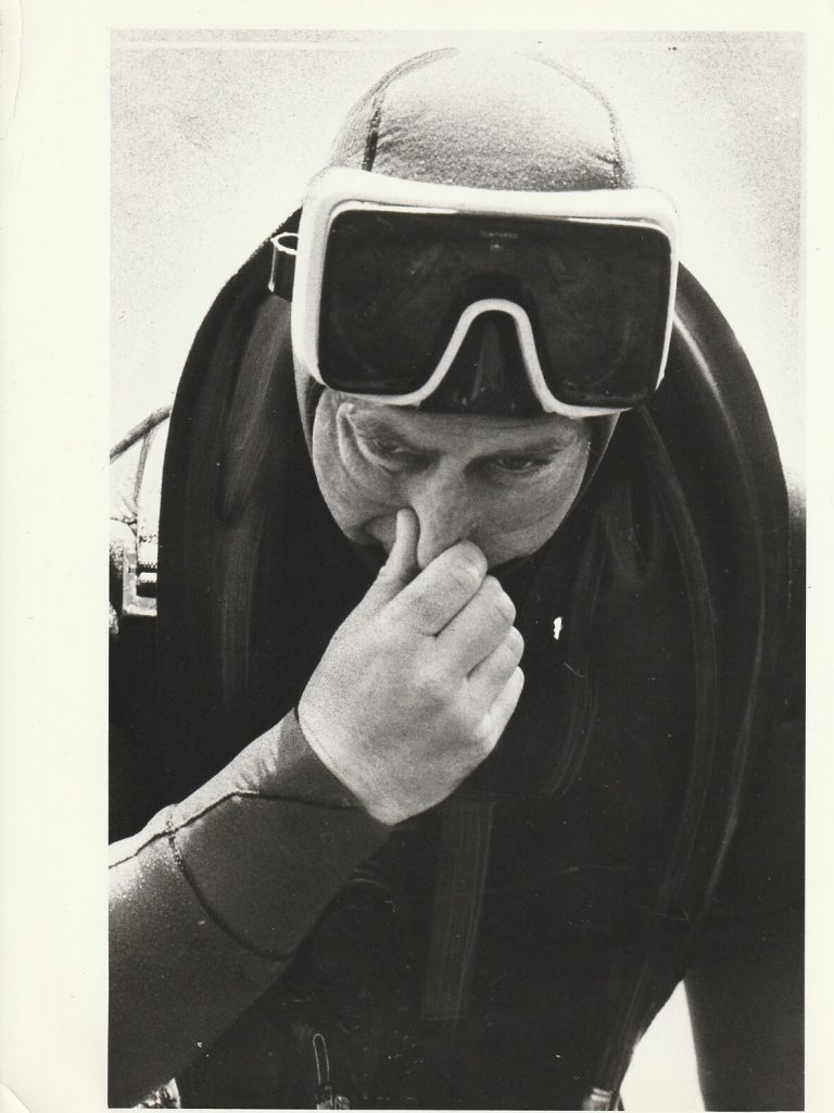 TIRAGE PHOTO	DE PRESSE  1982	PRINCE/ROI CHARLES III PLONGEE SOUS MARINE 15X20cm