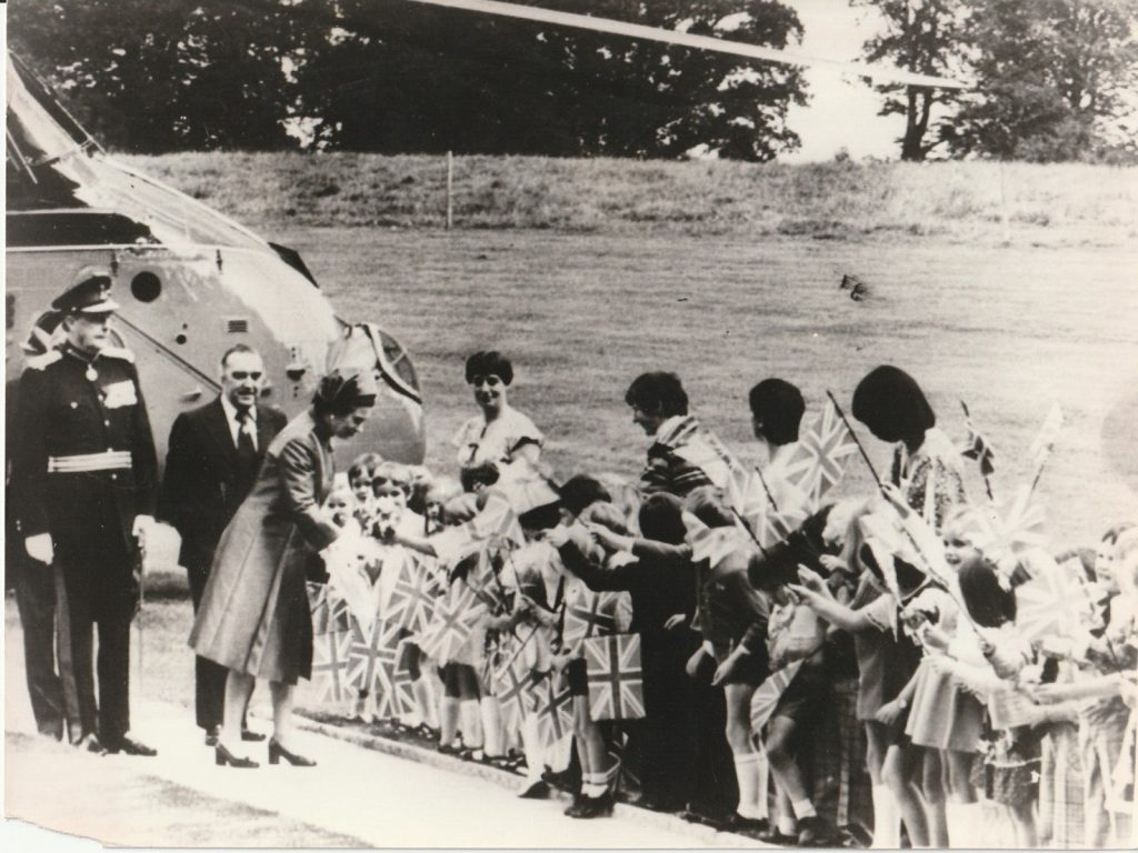 TIRAGE PHOTO DE PRESSE ARGENTIQUE 1970 ELIZABETH II REINE D'ANGLETERRE 18X24cm
