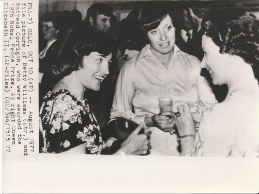 TIRAGE PHOTO DE PRESSE ARGENTIQUE 1970 ELIZABETH II REINE D'ANGLETERRE 18X24cm