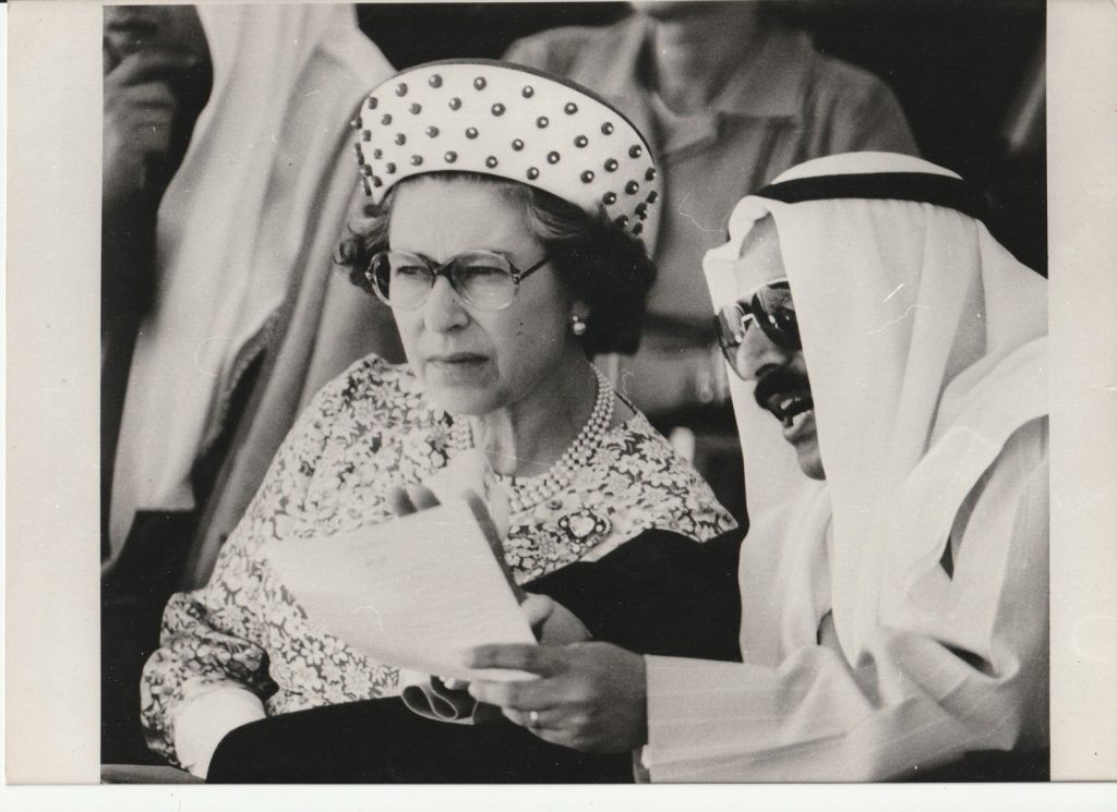 TIRAGE PHOTO	DE PRESSE ARGENTIQUE 1970  ELIZABETH II REINE D'ANGLETERRE 21X30cm