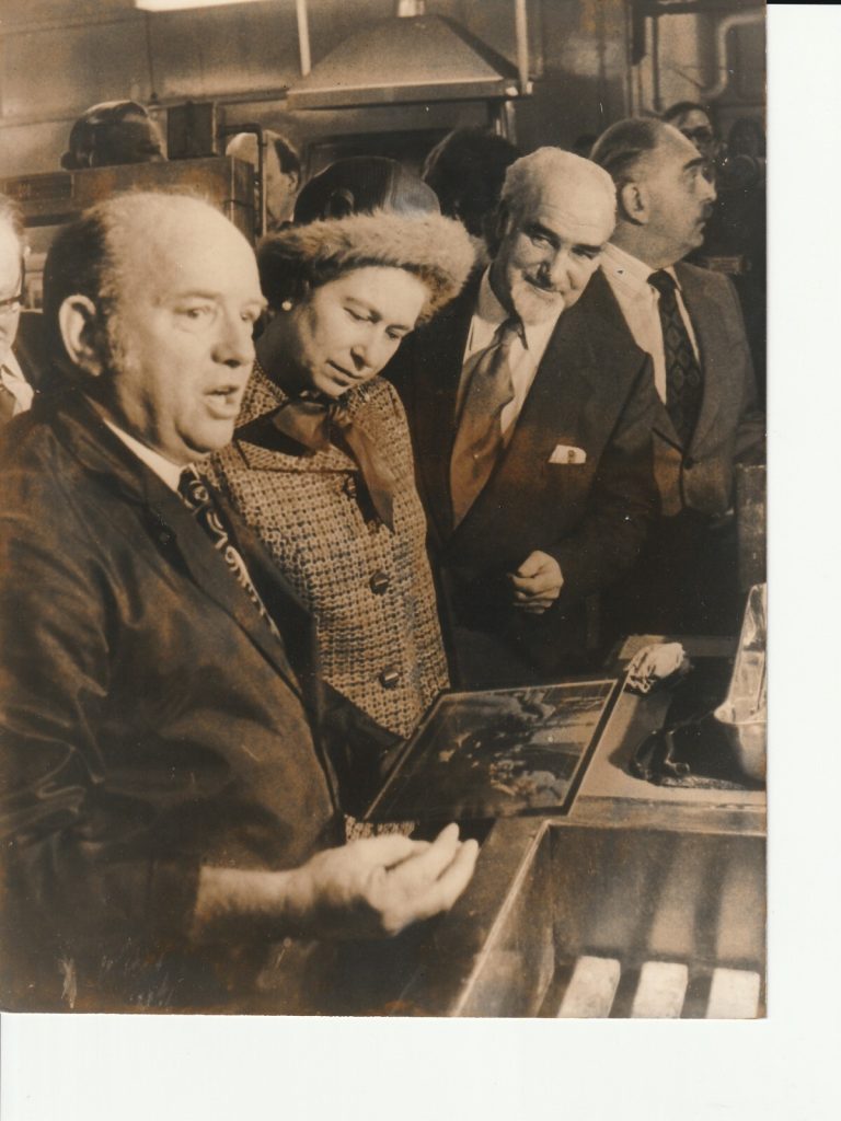 TIRAGE PHOTO	DE PRESSE  1970 LA REINE ELISABETH II VISITE A LONDRES 16X22CM