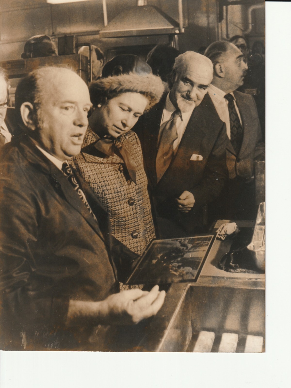 TIRAGE PHOTO DE PRESSE 1970 LA REINE ELISABETH II VISITE A LONDRES 16X22CM