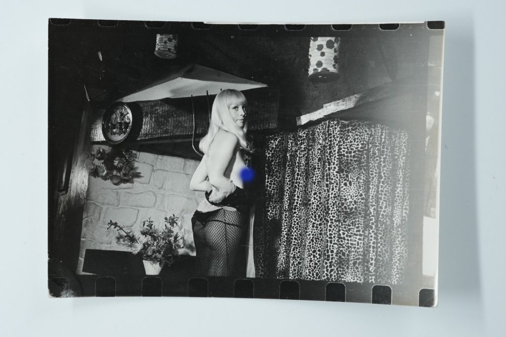 TIRAGE PHOTO	 ATRGENTIQUE 1960-70	FEMME NUE AMATEUR NU SNAP SHOT