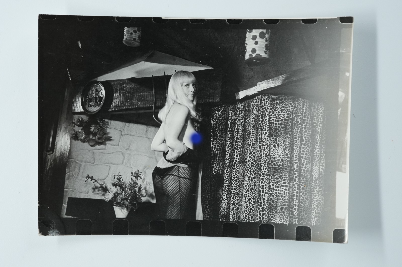 TIRAGE PHOTO ATRGENTIQUE 1960-70 FEMME NUE AMATEUR NU SNAP SHOT