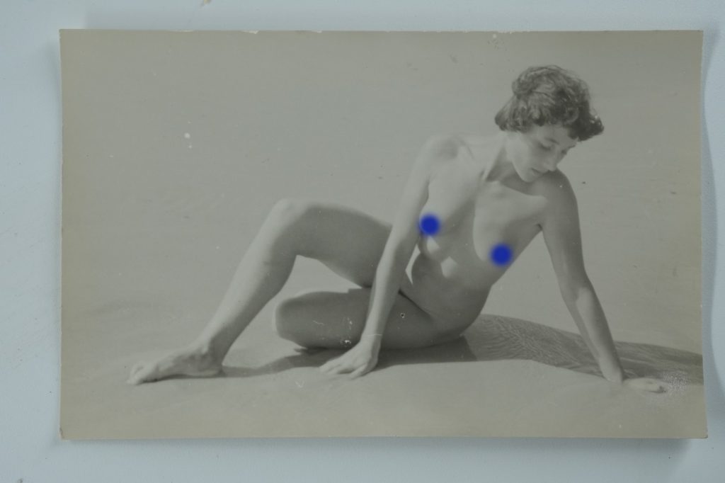 TIRAGE PHOTO CARTE AMATEUR ARGENTIQUE CPA 1960 FEMME NUE SUR LA PLAGE NU 9X14cm