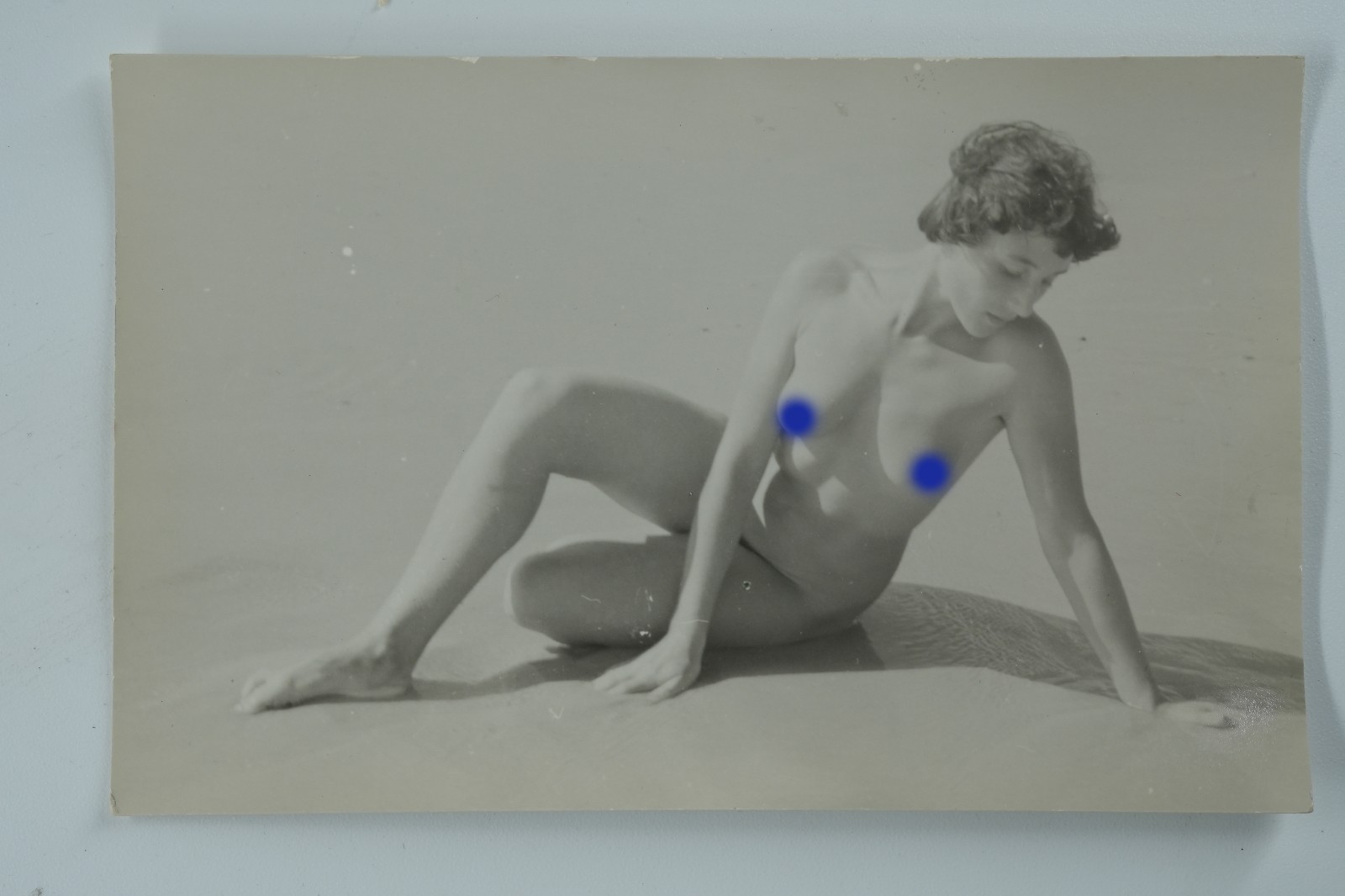 TIRAGE PHOTO CARTE AMATEUR ARGENTIQUE CPA 1960 FEMME NUE SUR LA PLAGE NU 9X14cm