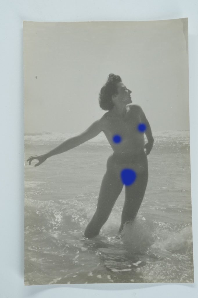TIRAGE PHOTO CARTE AMATEUR ARGENTIQUE CPA 1960 FEMME NUE SUR LA PLAGE NU 9X14cm