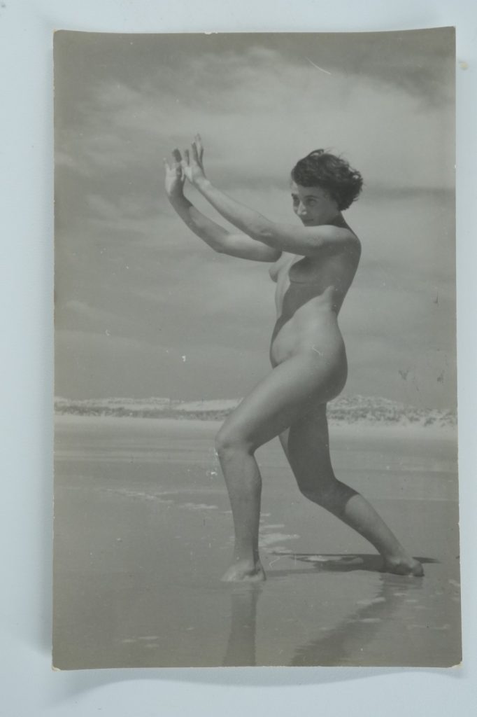 TIRAGE PHOTO CARTE AMATEUR ARGENTIQUE CPA 1960 FEMME NUE SUR LA PLAGE NU 9X14cm