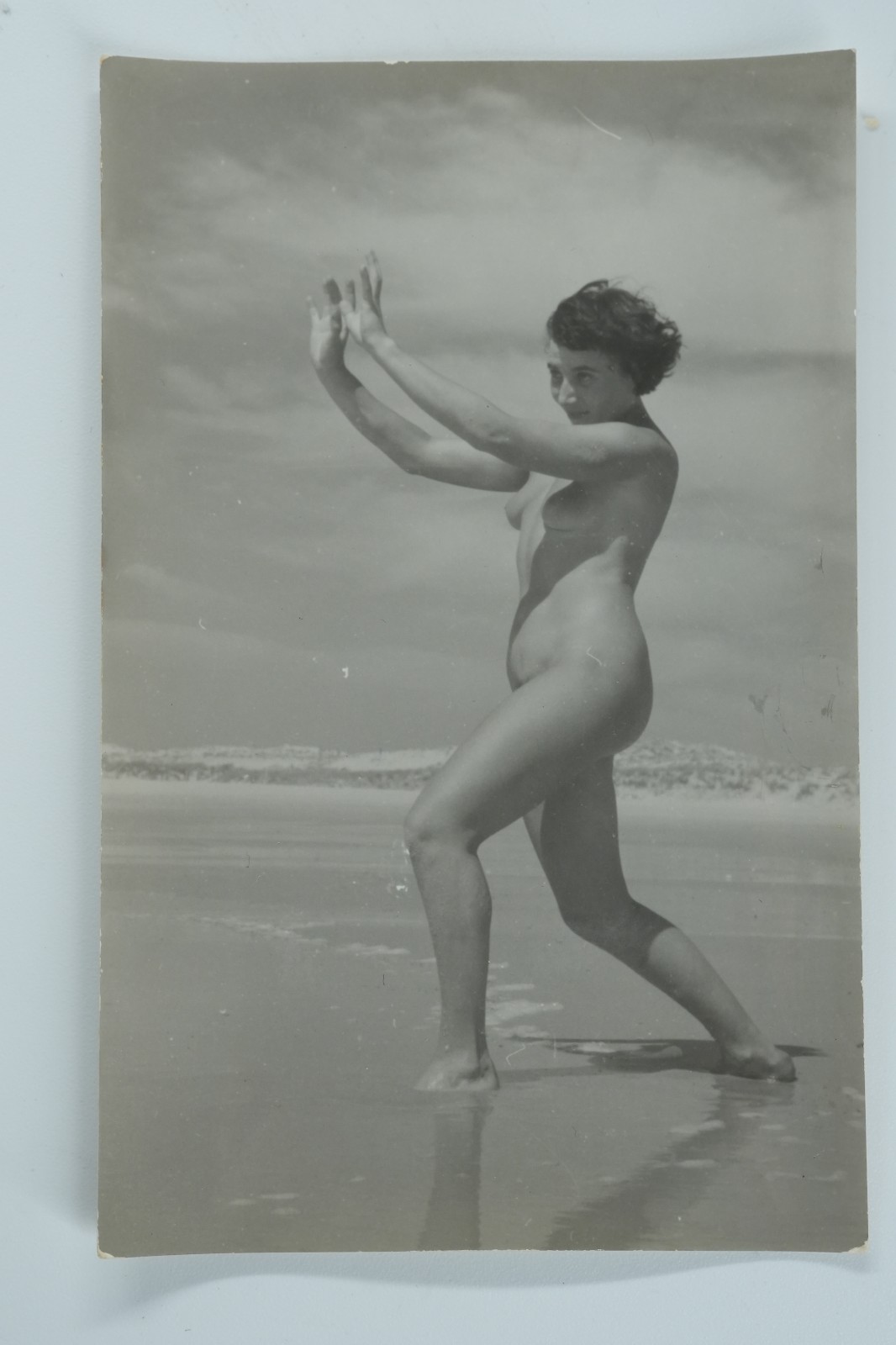 TIRAGE PHOTO CARTE AMATEUR ARGENTIQUE CPA 1960 FEMME NUE SUR LA PLAGE NU 9X14cm
