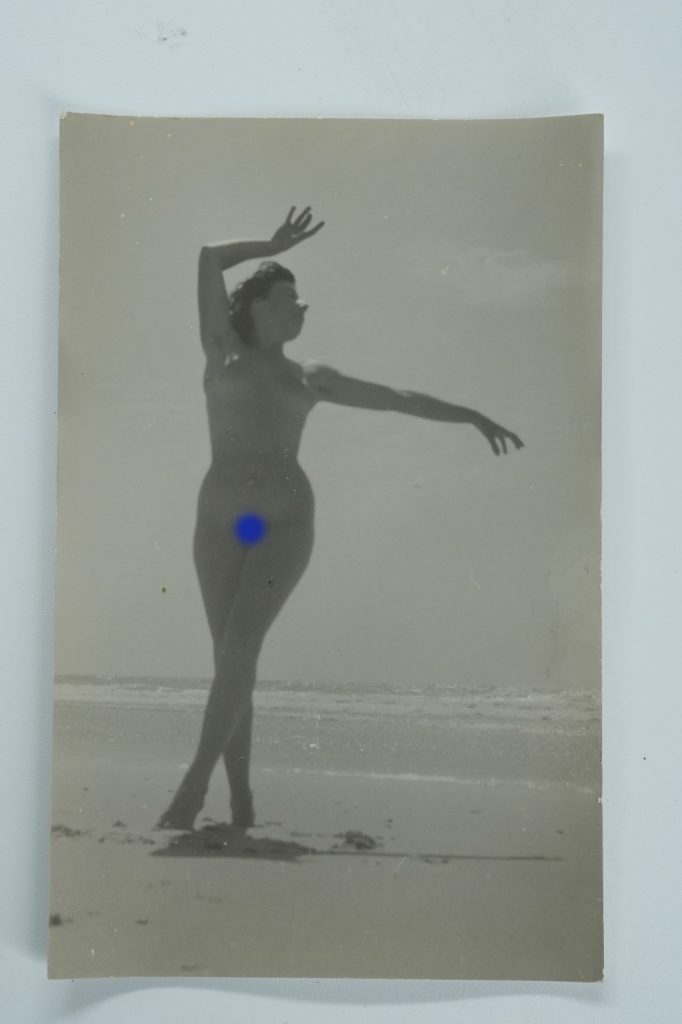 TIRAGE PHOTO CARTE AMATEUR ARGENTIQUE CPA 1960 FEMME NUE SUR LA PLAGE NU 9X14cm