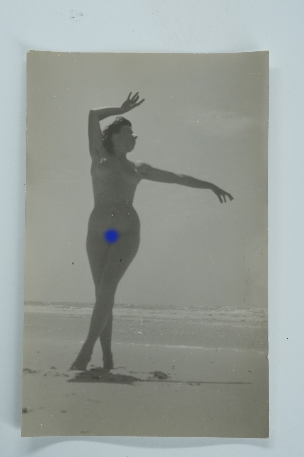 TIRAGE PHOTO CARTE AMATEUR ARGENTIQUE CPA 1960 FEMME NUE SUR LA PLAGE NU 9X14cm