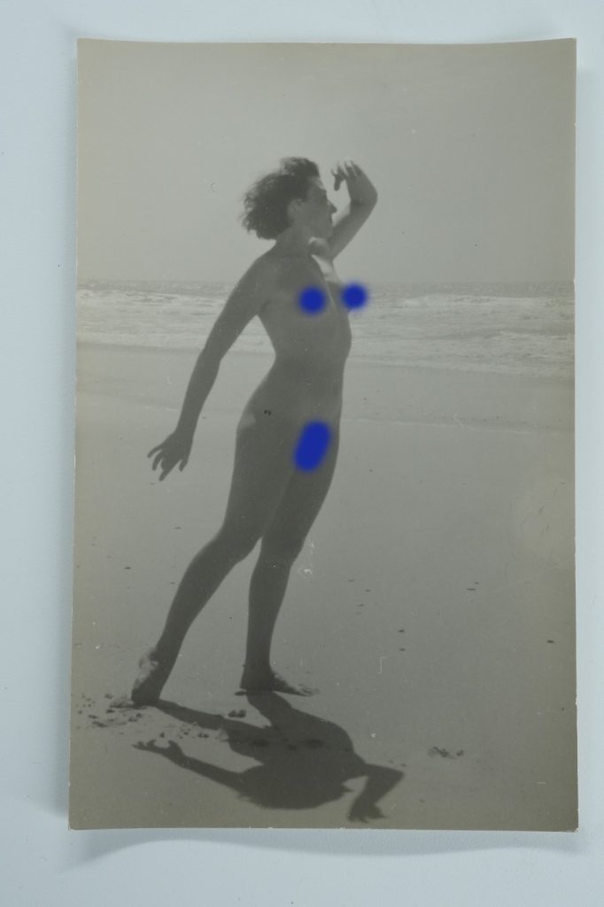 TIRAGE PHOTO CARTE AMATEUR ARGENTIQUE CPA 1960 FEMME NUE SUR LA PLAGE NU 9X14cm