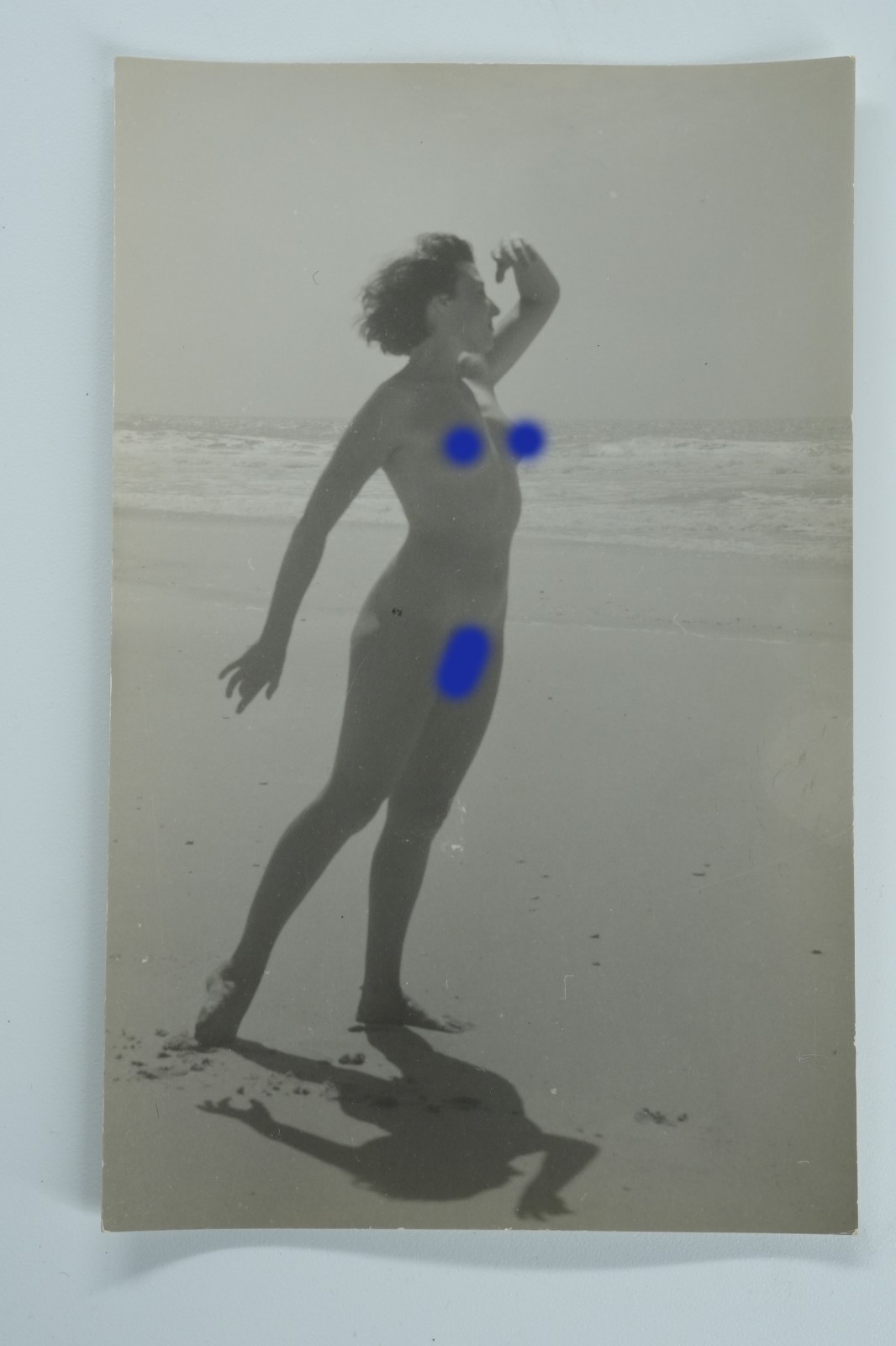 TIRAGE PHOTO CARTE AMATEUR ARGENTIQUE CPA 1960 FEMME NUE SUR LA PLAGE NU 9X14cm