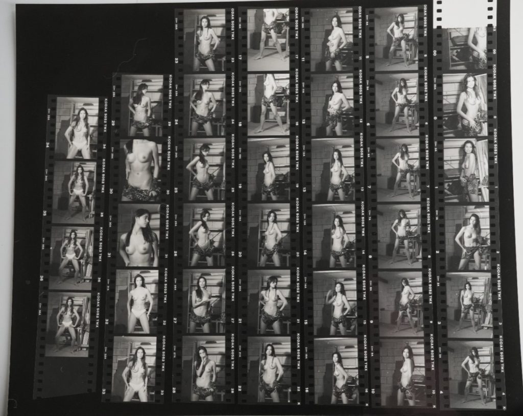 PHOTO Argentique France Planche contact femme nue nu artistique 24x30cm 1980