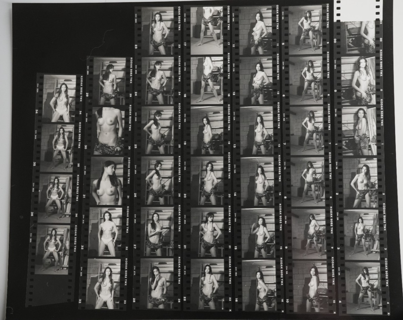 PHOTO Argentique France Planche contact femme nue nu artistique 24x30cm 1980