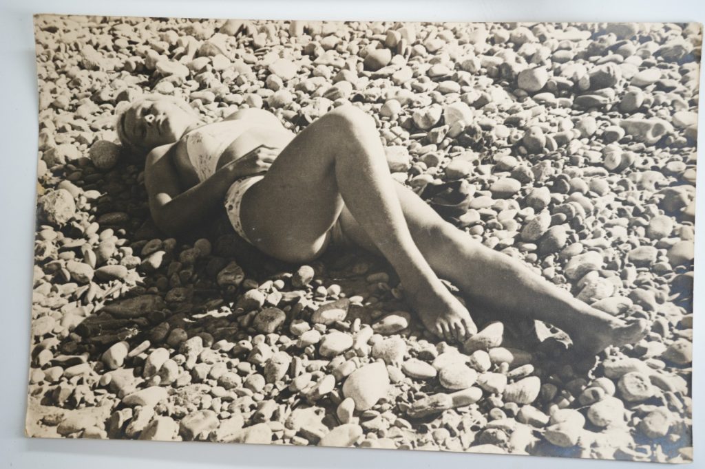 PHOTO Argentique France Femme nue sur la plage de galets nu artistique 20X30cm